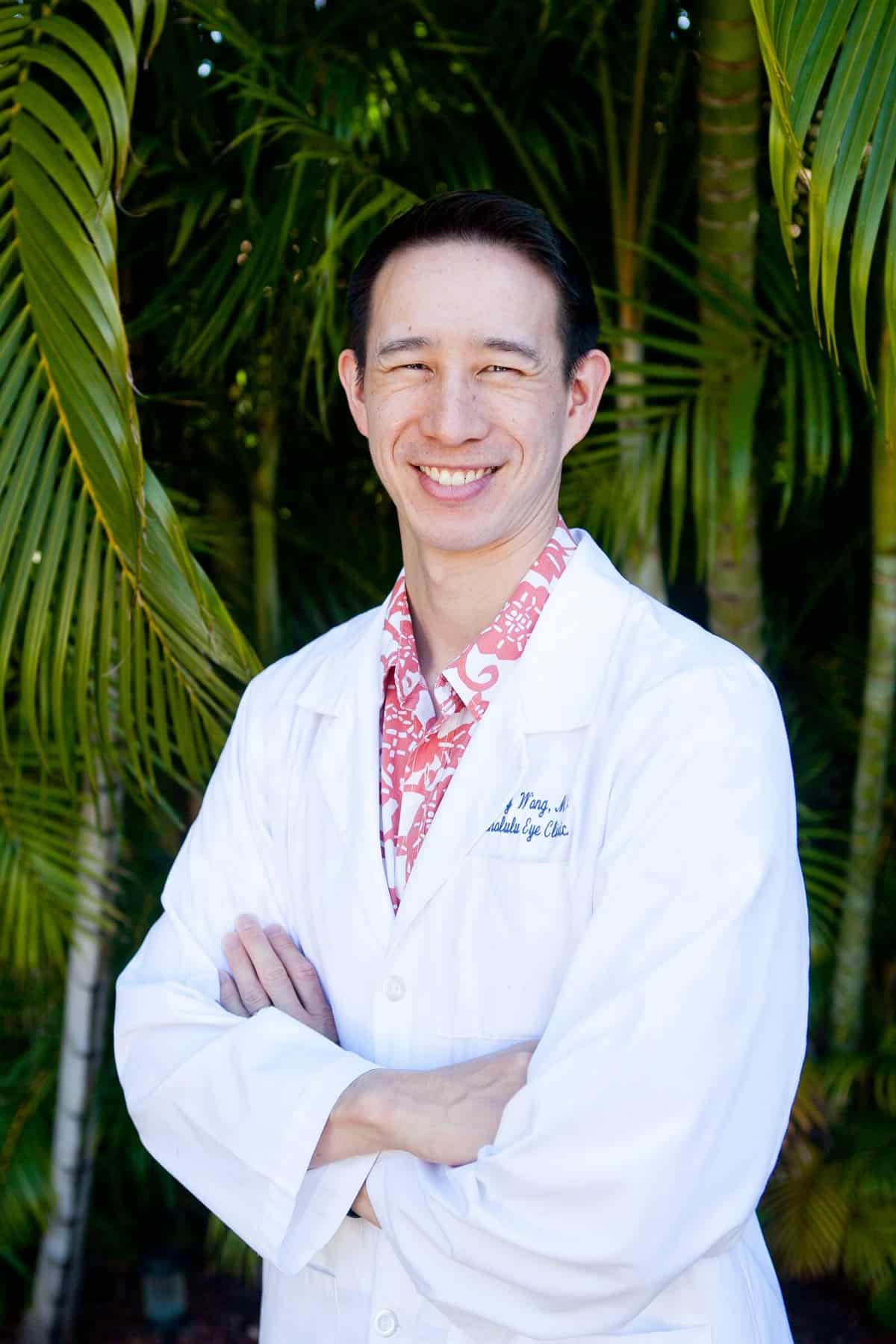 Jeffrey Wong cataract surgeon smiling in tropical background of Hawaii
